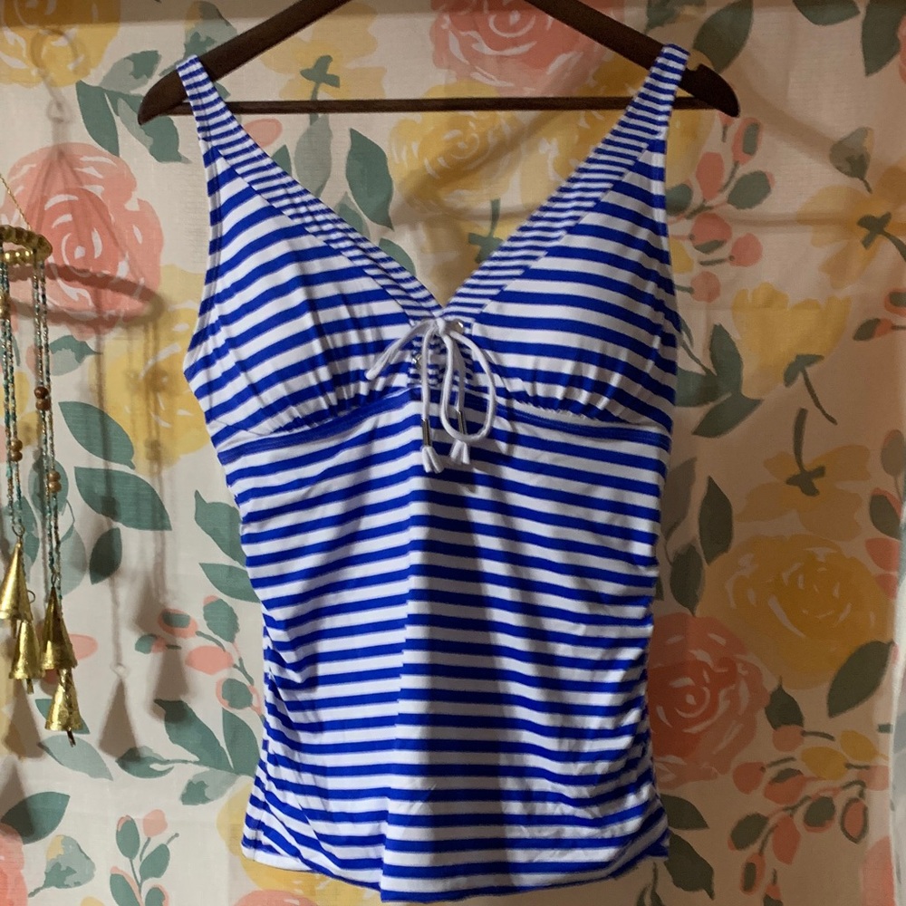 NWT- L- TOMMY BAHAMA- BREAKER BAY- TANKINI TOP- ADJUSTABLE STRAPS- BLUE STRIPES